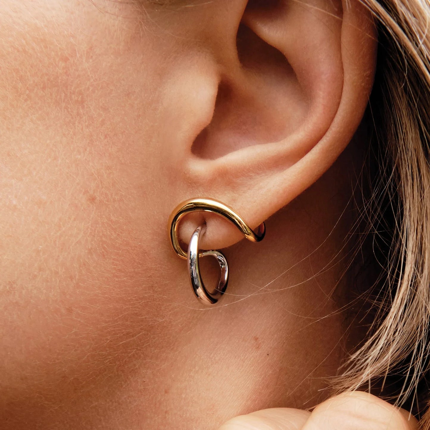Intertwined Ear Hugger Earrings – 18K Gold Plated Stainless Steel