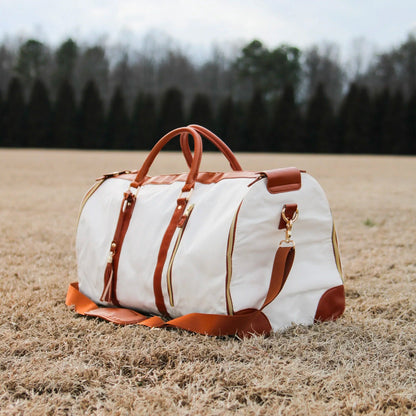 Snow cabin bag, Classic, on open grassland