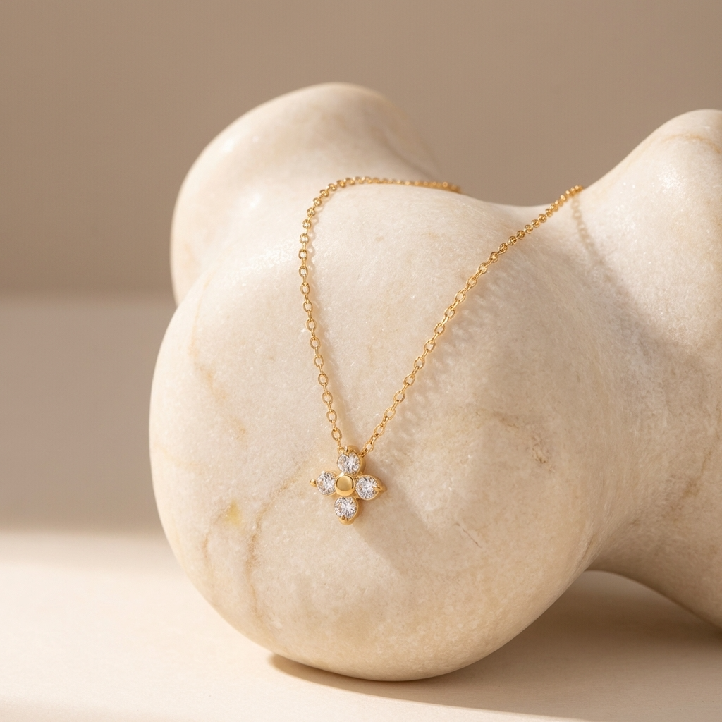 Iris Clover Necklace – 18K Gold Crystal Lucky Clover Pendant Necklace