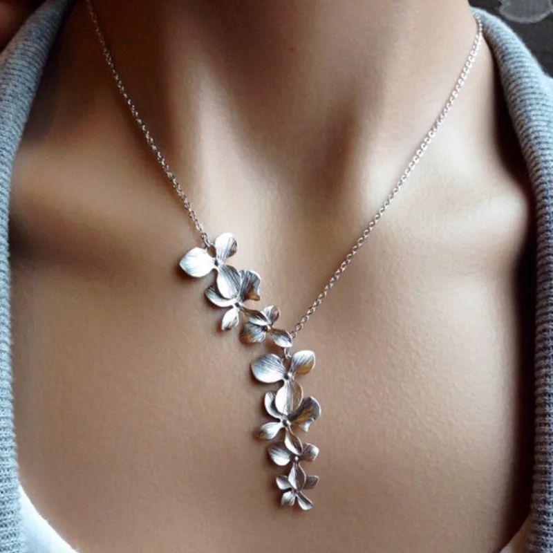 Vintage Silver Flower Necklace – Sculpted Floral Pendant