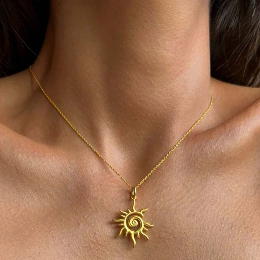 Vintage Golden Sun Necklace – Radiant Sunburst Pendant