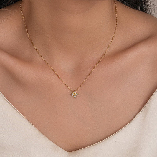Iris Clover Necklace – 18K Gold Crystal Lucky Clover Pendant Necklace