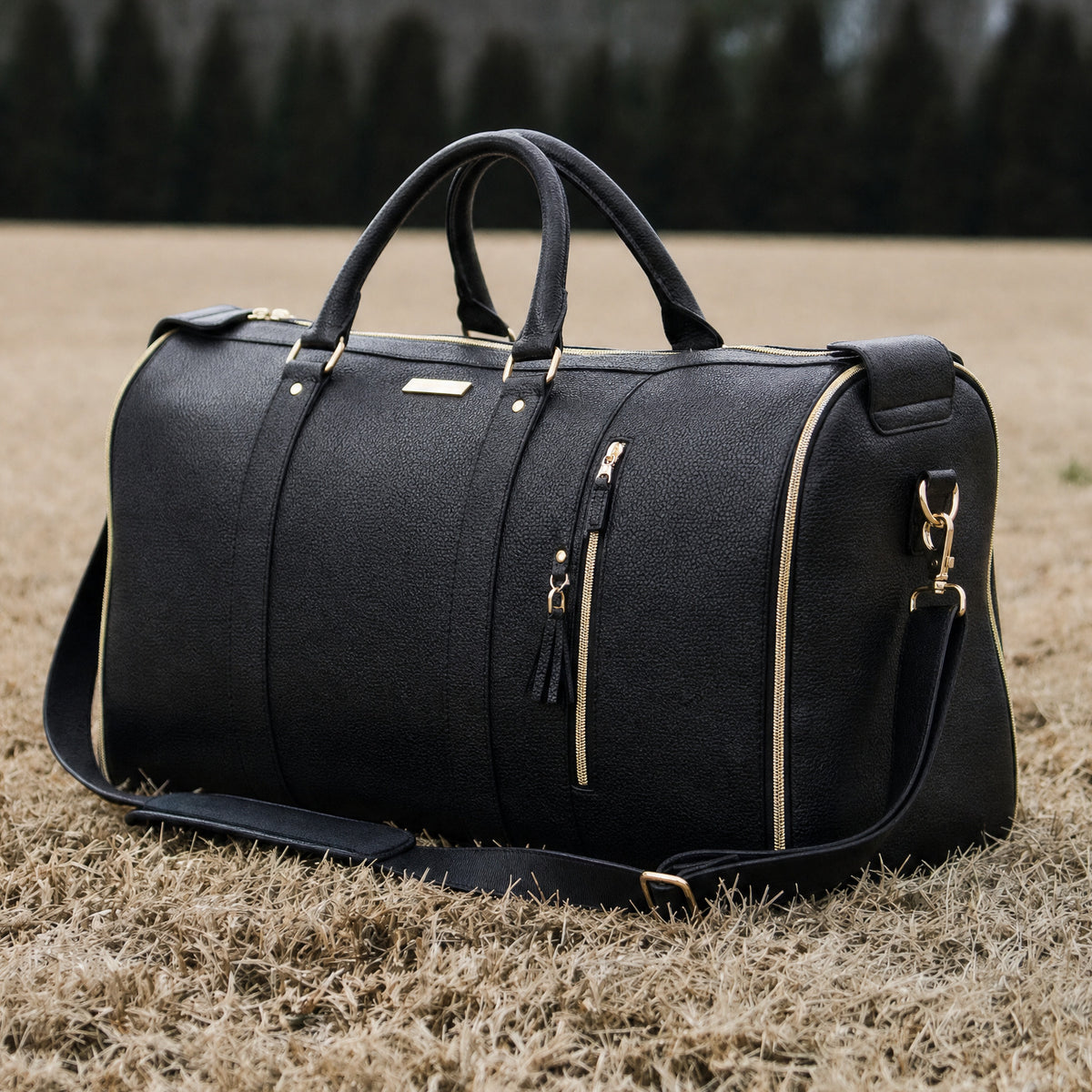 Charcoal cabin bag, Classic, on open grassland