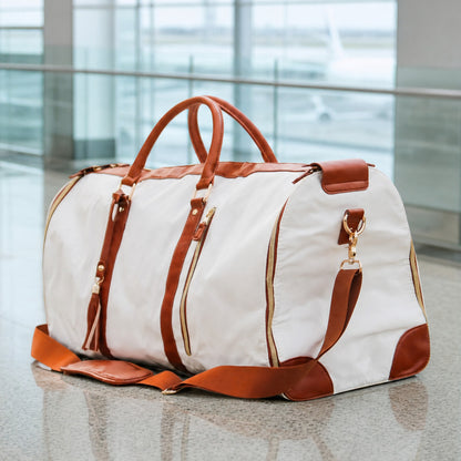 Snow cabin bag, Classic, in an airport terminal